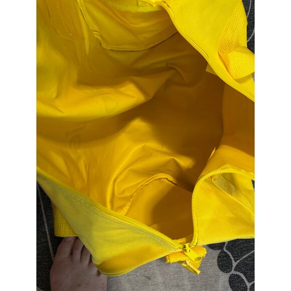 Glossier Yellow Logo Duffle Bag – Limited Edition – Excellent Condition - Picture 5 of 5